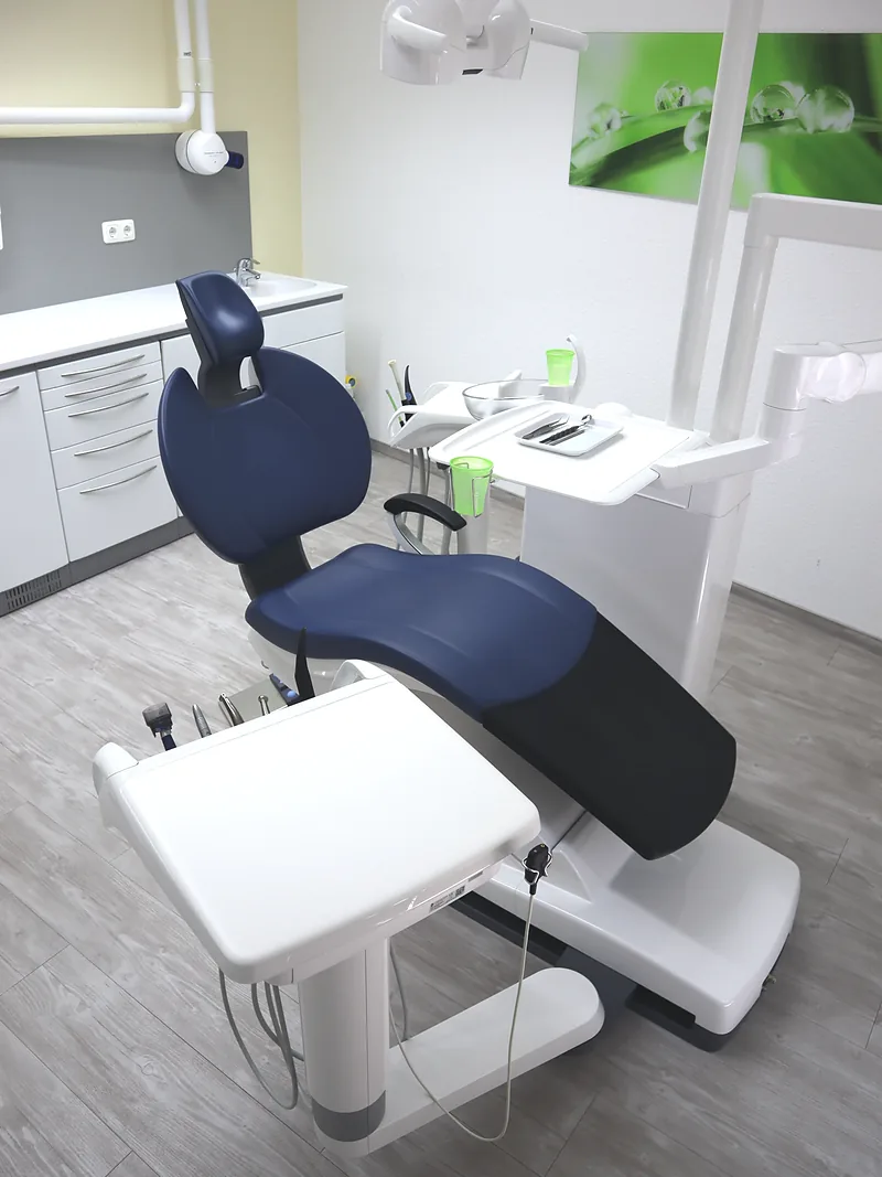 Zweites Behandlungszimmer mit blauer Liege