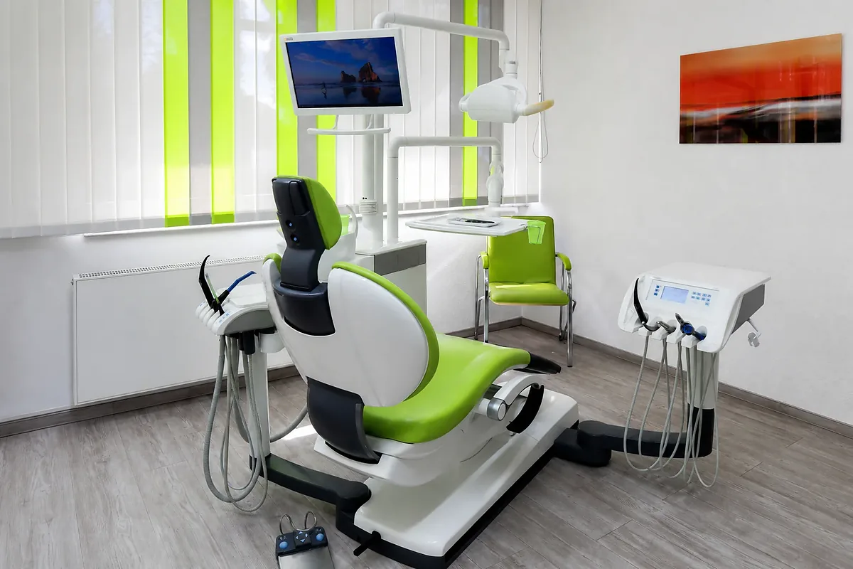 Behandlungszimmer mit moderner Behandlungseinheit