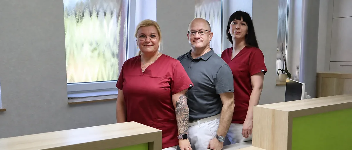Sabrina, Dr. Kai Hagedorn und Katja am Empfang der Praxis